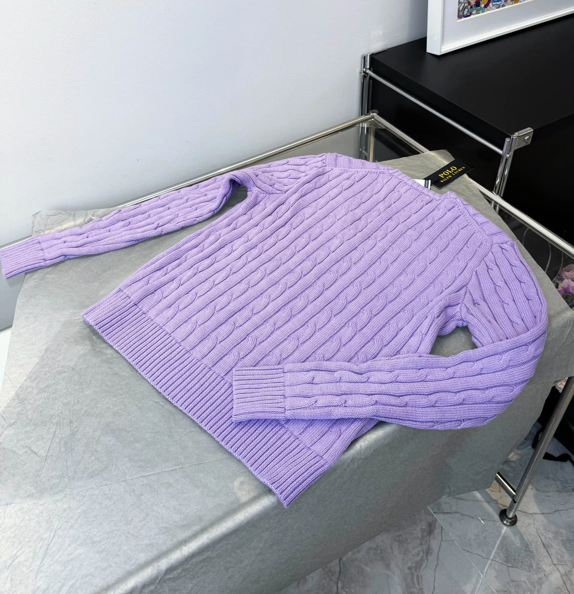 🅿️220 Style No.: L04 (Purple) Ralph Lauren RL classic war horse logo embroidered cable pattern twist button V-neck knitted sweater on the chest, same style for men and women, 9 colors Color: beige, navy, black, chick yellow, sky blue, khaki, red, gray, purple Size: XSSML M Shoulder Width 36 Clothes Length 58 Bust 44 L Shoulder Width 37 Clothes Length 60 Bust 46 Soft and glutinous🧶🫶The style is a very classic cable sweater American retro college style Perfect hand comfort. It is a must-have item for spring, autumn and winter wardrobes. It looks great when worn alone or layered as an inner wear. High-density LOGO embroidery on the chest, and original customization of tag accessories. Made of pure cotton yarn 🧶 blended with wool, pure cotton is skin-friendly and comfortable, small label war horse embroidered twist turtleneck sweater 🐎 high quality. Follow the blogger to learn how to wear it! Let’s get a Ralph Lauren cable sweater. It’s a super hard-to-find series after it became popular. It’s hard to find one on the official website. It’s simple and practical to wear, with a lazy and loose feel. The thickened fabric has a more texture, soft and delicate feel, and a loose fit. Whether worn alone or layered, you can wear different styles of fashion with just one piece. ⚠️Contains wool products🦙 Pay attention to the washing method to avoid shrinkage